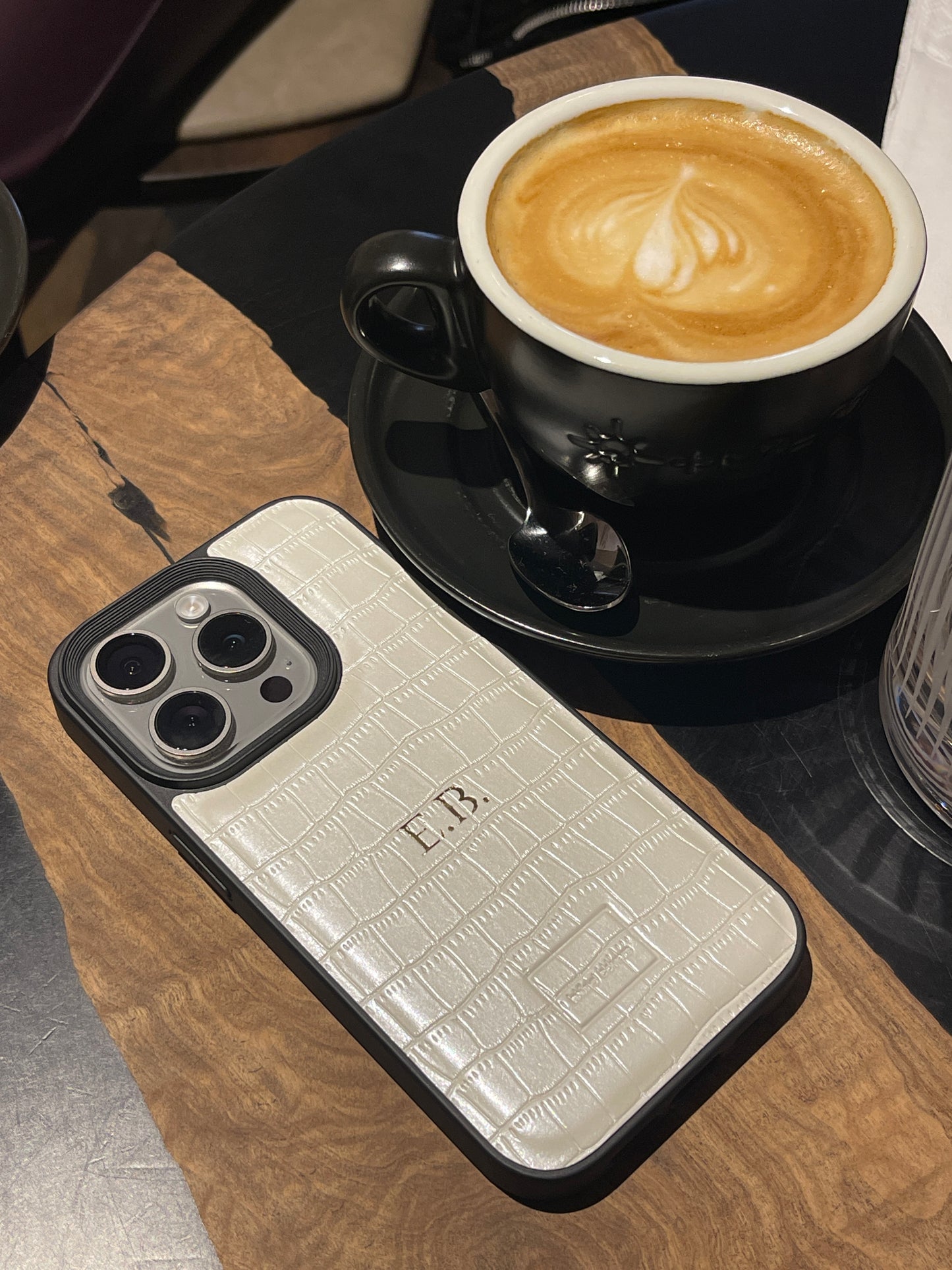 The Croco iPhone Alb