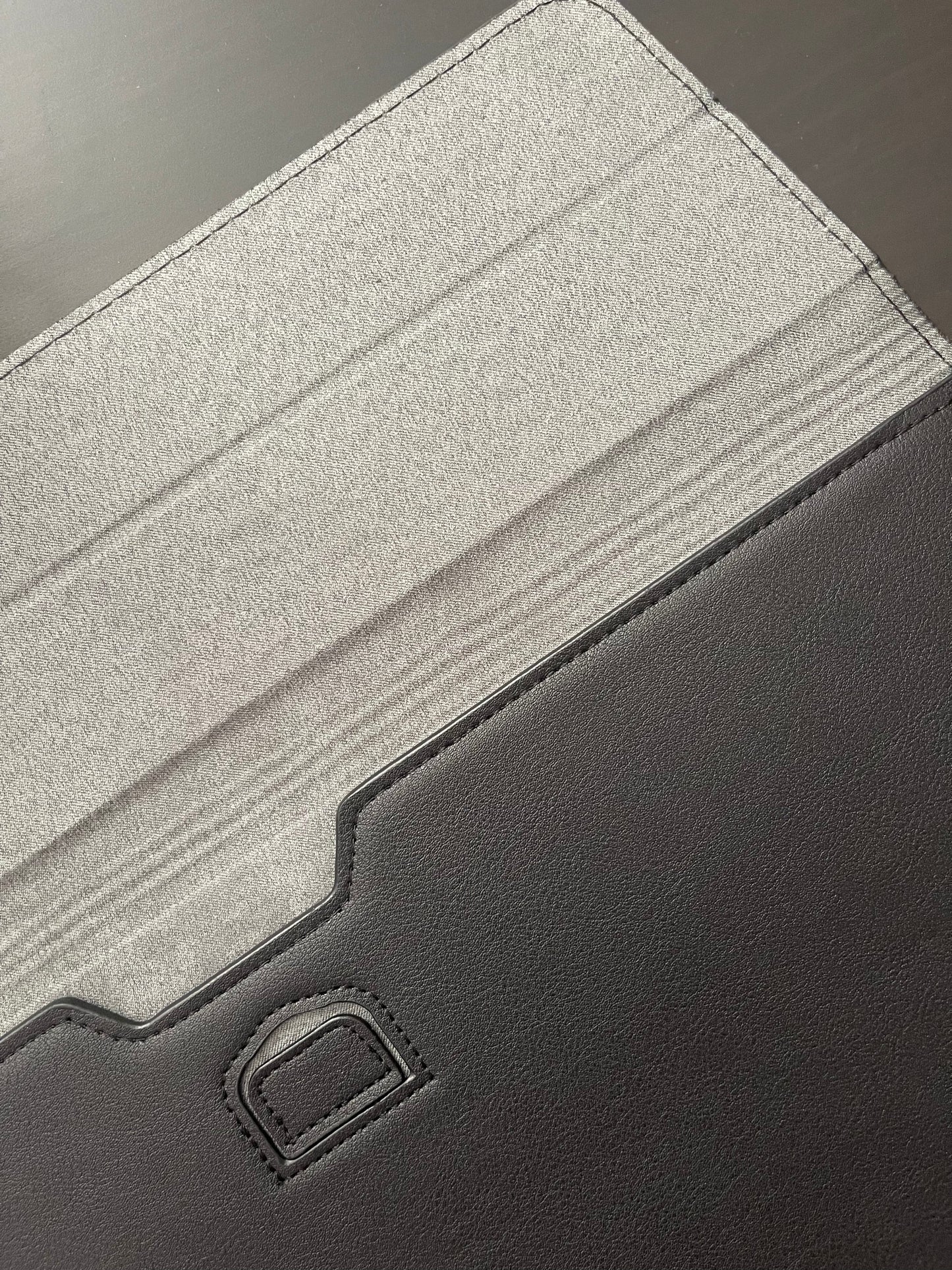 The Croco Laptop Negru